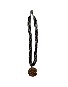Photo de Collier en perle noire et argentée avec amulette fleur de lotus - Encens.fr - Boutique ésotérique en ligne - vente de C