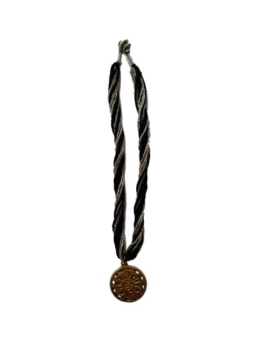 Photo de Collier en perle noire et argentée avec amulette fleur de lotus - Encens.fr - Boutique ésotérique en ligne - vente de C