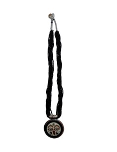 Collier en perle noire avec double amulette masque de Bouddha