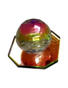 Sphère en cristal multicolore.